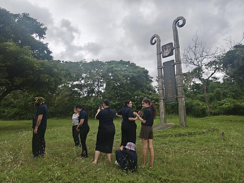 團隊於國立東華大學原住民民族學院院碑前合影。