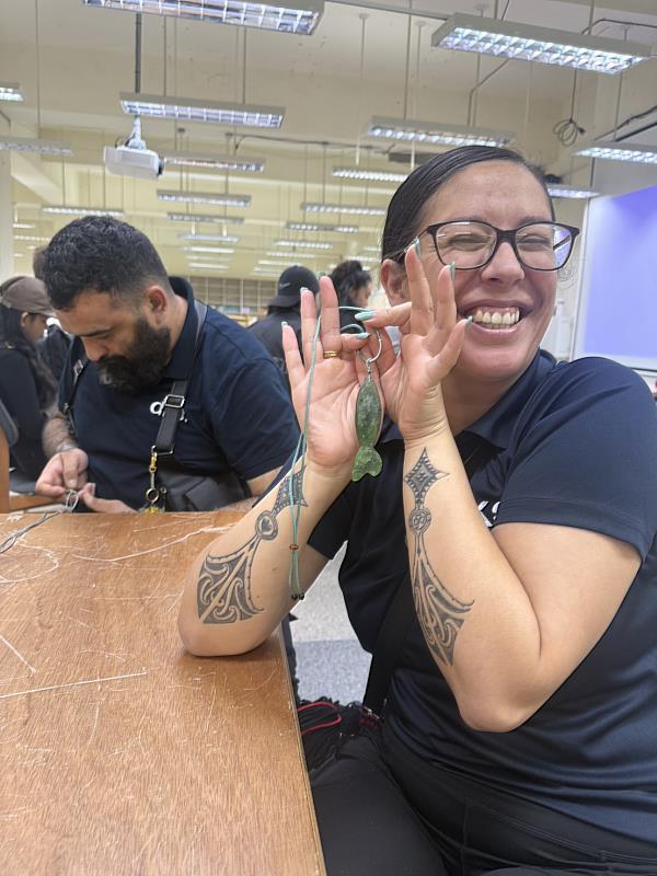 Denise Parekawhia Coffey 展示豐田玉項鍊成果。