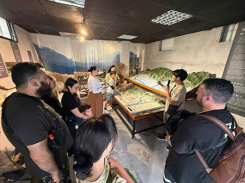 在 Sifo Lakaw 博士陪同下，與山下部落（ci Alupalan）族人互動交流。