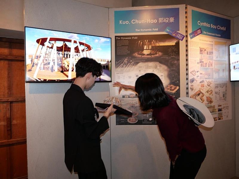 郭峻豪同學於WSD展場《The Dynamic Fold》作品前回應與會者進行國際交流