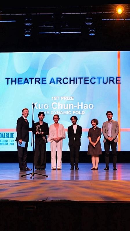 聯大建築系郭峻豪同學在2025劇場建築國際競賽獲頒首獎獎盃並與評審團合影