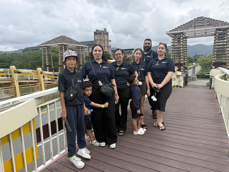 團隊於國立東華大學景觀橋合影。