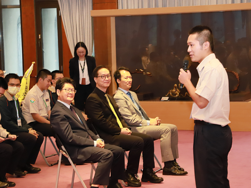 役男代表在典禮中分享，能以自身專長參與國際，是榮譽更是責任。