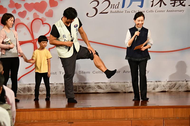 外表黝黑、熱愛運動的捐贈者許超群，秀出自己的小腿肌肉，展現他的運動天賦和耐力很好，開朗熱情的他，心思卻很細膩，在配對成功等候取造血幹細胞的日子裡，他就每天摺紙鶴，每摺一隻就許願「希望你能活」，與他一起上臺的太太手捧著1000隻紙鶴，準備送給受贈者，非常感人。