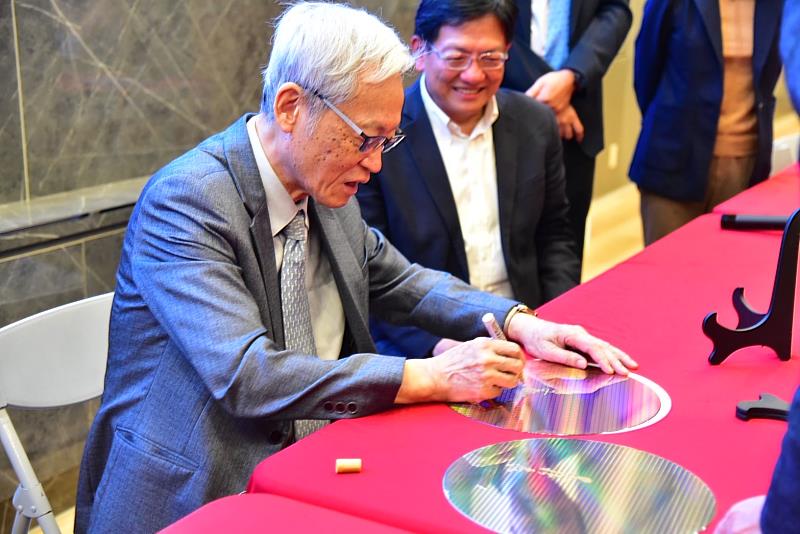 力成科技副處長彭美森特別捐贈晶圓板予元智大學，並邀請史欽泰董事長簽名留念