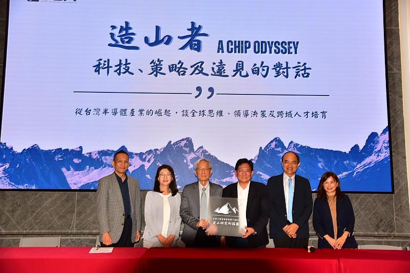 元智大學主管與史欽泰先生及工研院產業服務中心執行長陳立偉先生合影