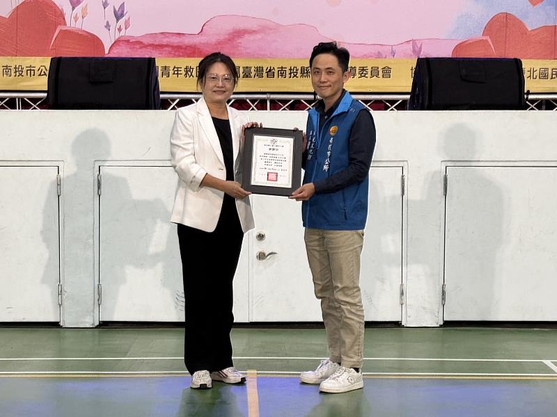 黃美玲校長致贈感謝狀予南投市公所