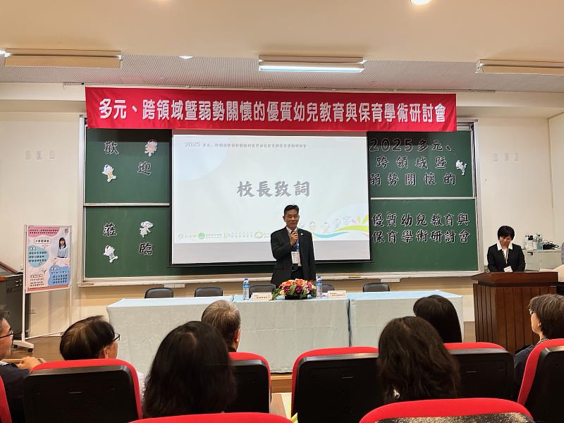 徐輝明校長親臨致詞勉勵。