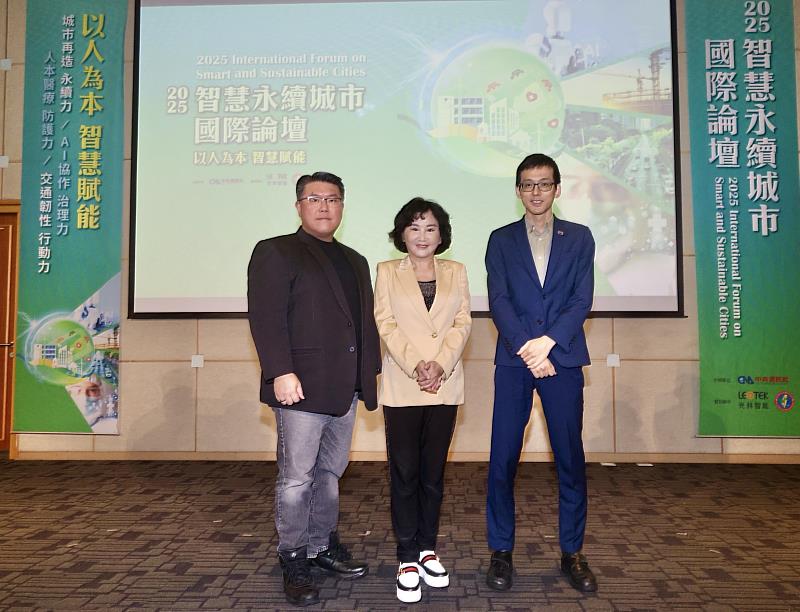 一、遠傳資訊長胡德民(左)、中央社社長胡婉玲(中)、AWS台灣公部門業務總監傅元亨(右)出席「2025智慧永續城市國際論壇」。