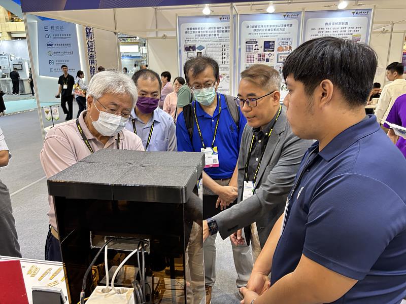 高科大模具系副教授鄭瑞鴻(右二)，以「微型成型裝置」名列大會最高榮譽鉑金獎14件獲獎者之一，此為自主開發之直立式桌上型射出成型設備，操作簡易、節能低耗，充分展現智慧製造與永續創新的研發能量。