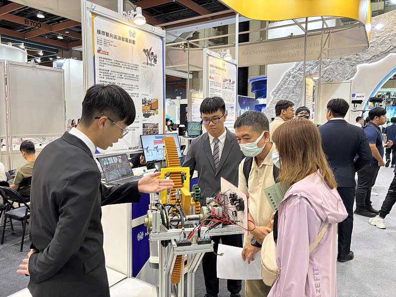 參賽學生向與會民眾介紹本次獲獎作品，展現研發成果與創新應用。