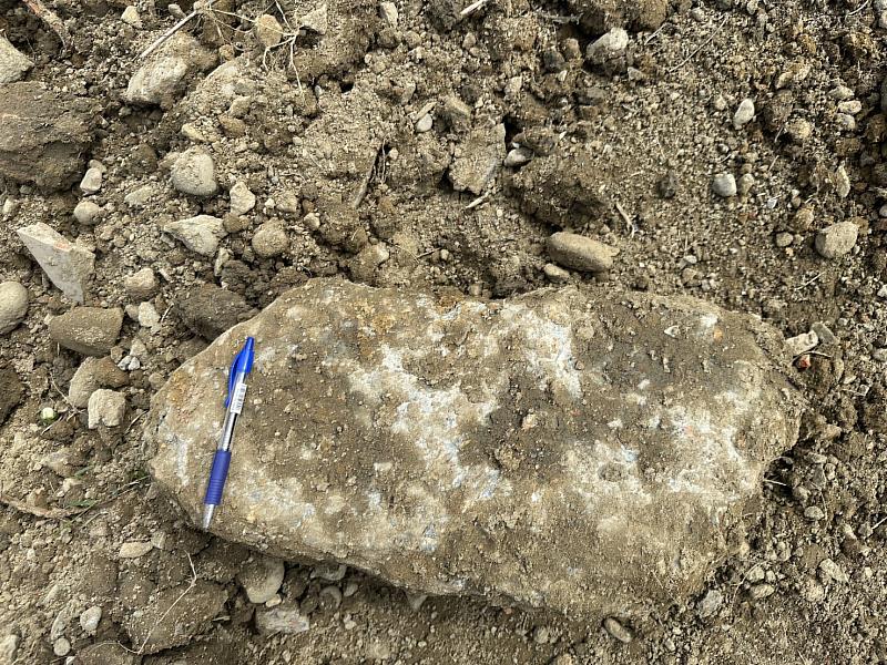 新竹棒球場外野開挖揭露回填瑕疵，全面篩分重建保障場地安全。