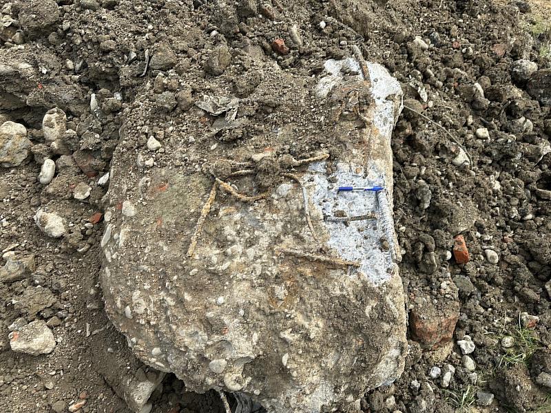 新竹棒球場外野開挖揭露回填瑕疵，全面篩分重建保障場地安全。