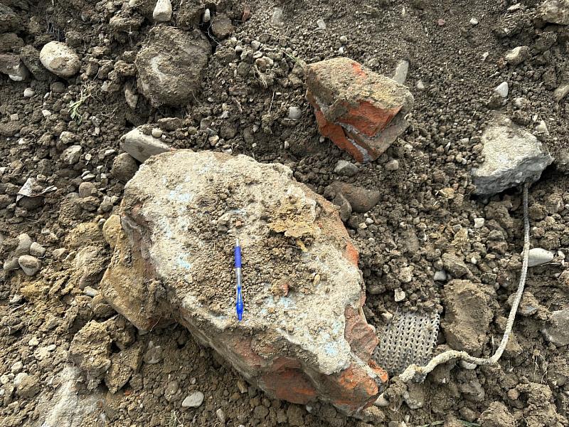 新竹棒球場外野開挖揭露回填瑕疵，全面篩分重建保障場地安全。