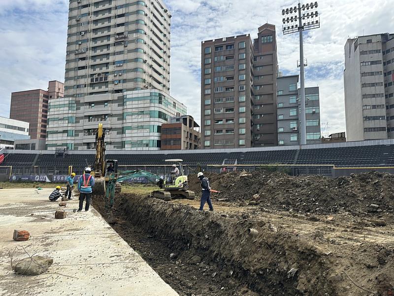 新竹棒球場外野開挖揭露回填瑕疵，全面篩分重建保障場地安全。