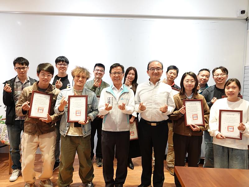 頒發溪埔子人工濕地環境教育志工結業證書