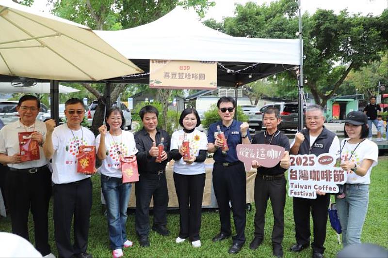 County Magistrate Chang Li-shan gave special encouragement to business owners from Guangfu Township, Hualien.
