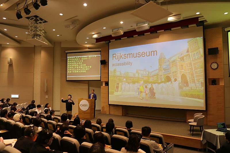 荷蘭國家博物館近用經理卡特琳娜・德內坎普女士在主題演講說明近用經理作為企畫幕僚的組織架構