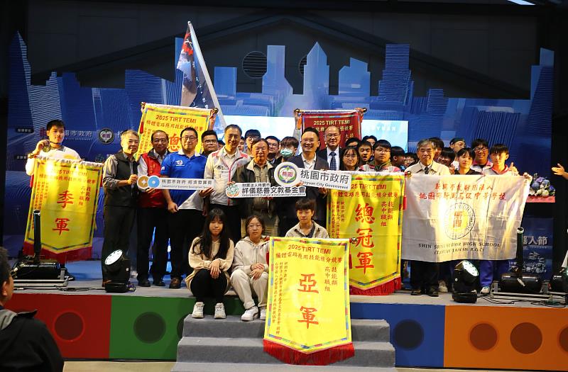 桃園市蘇俊賓副市長(圖中)、祥儀慈善文教基金會蔡逢春董事長(二排6)親臨頒獎.