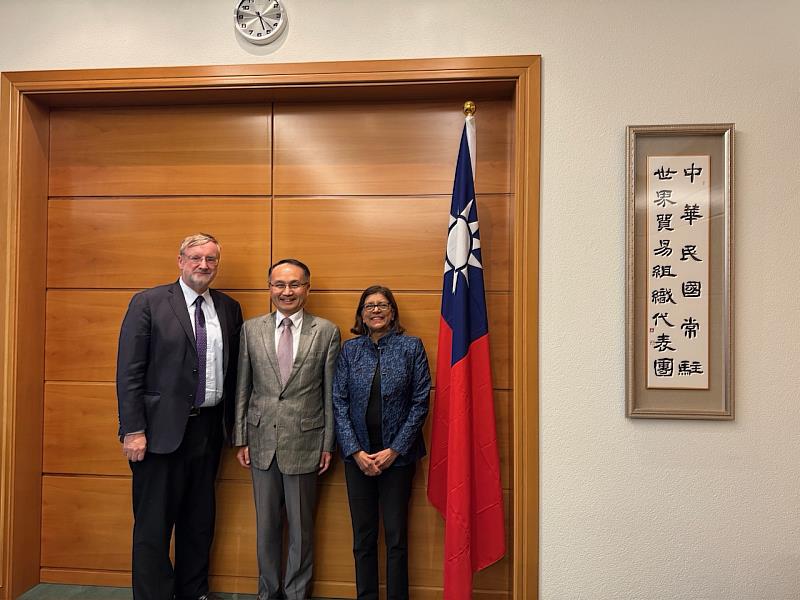左起為ACWL執行主任Niall MEAGHER、WTO代表團黃昭元大使、ACWL顧問Cherise VALLES