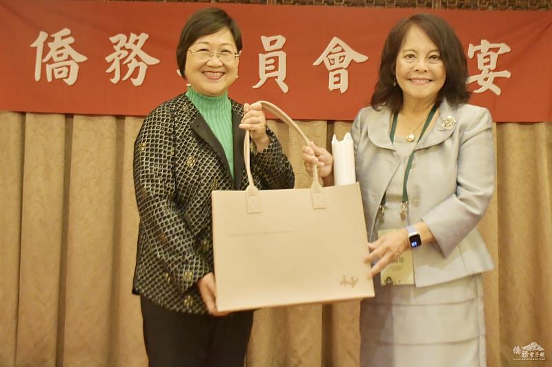 僑委會委員長徐佳青致贈紀念品，芝加哥中華會館回國訪問團團長項邦珍代表接受
