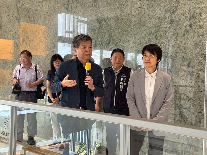 圖2 古主委在建築師戴育澤導覽下進行圖書館訪視