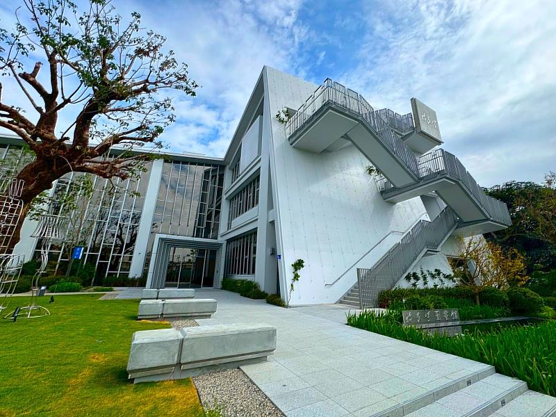 圖4 圖書館開館典禮將於今年12月26日舉行，客委會預祝圖書館年底順利落成啟用