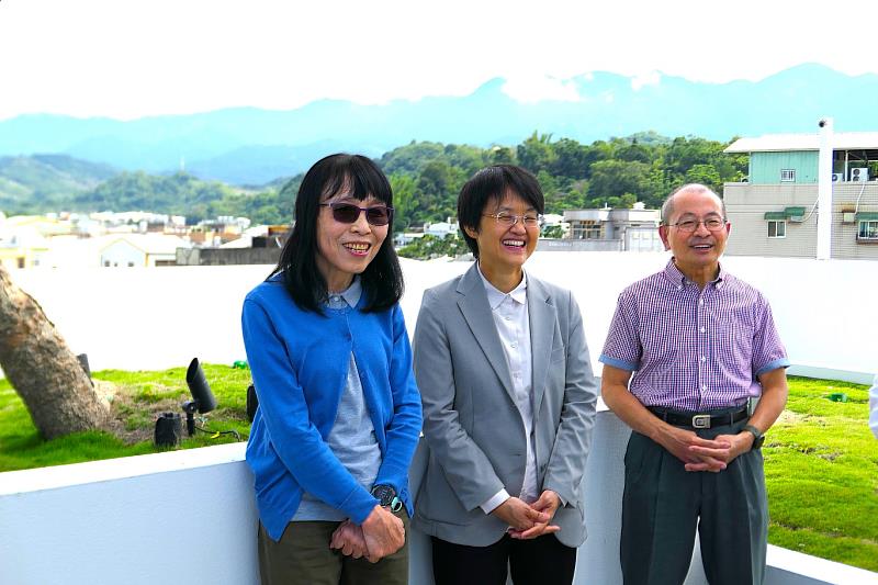 圖3 古秀妃主委（中）感佩許景堂（右）與李碧虹（左）伉儷的大愛善舉，專程前來致敬並加入共善行列