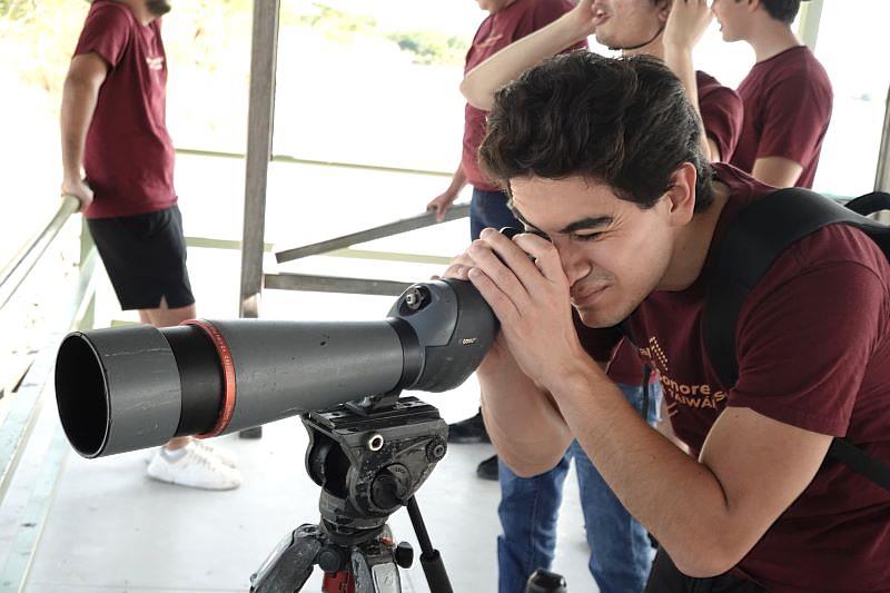 南臺科大墨西哥專班學生參與台江國家公園的賞鳥體驗。在專業導覽員的解說下，國際學生們認識了臺南濕地豐富的生態環境與鳥類多樣性，增廣自然視野。