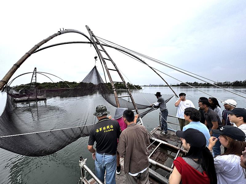 南臺科大境外學生參訪鹿耳門地區，親身認識臺灣傳統的漁撈文化。透過地方耆老的解說與實物展示，學生們了解先民如何與海洋共生，感受在地生活智慧與敬天愛海的精神。