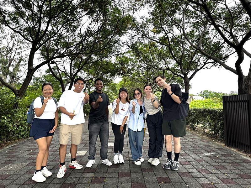 南臺科大華語中心學生參訪台江國家公園。學生們在導覽中了解臺江地區獨特的地理環境與人文歷史，感受臺灣生態之美，深化對在地文化的理解。