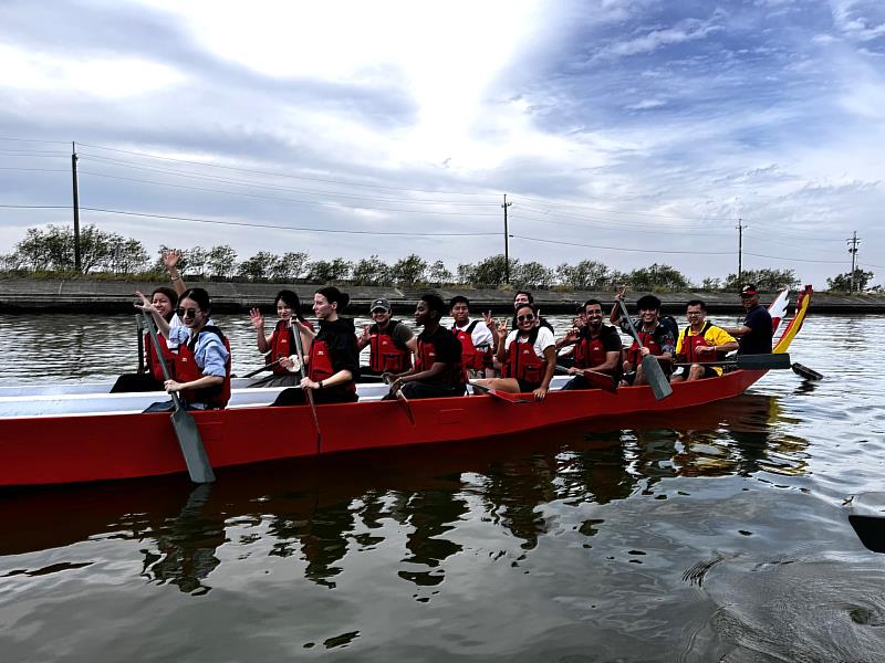 來自各國的南臺科大境外學生，熱情參與鹿耳門的傳統龍舟活動。學生們分組划槳，齊心協力，在水上競賽中展現團隊默契，體驗臺灣民俗文化的活力與樂趣。