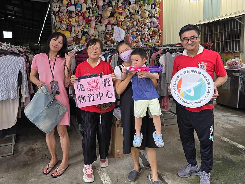 高分署助澧純（左2）習得行銷技能，成功提升單位曝光度。