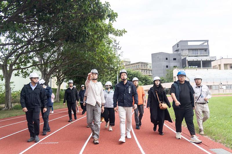 代理市長邱臣遠前往香山綜合運動場視察改建工程。