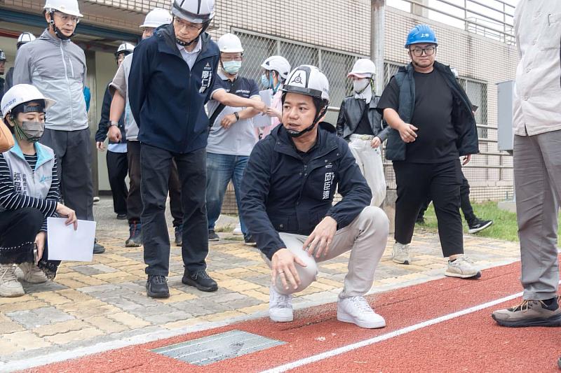 代理市長邱臣遠前往香山綜合運動場視察改建工程。