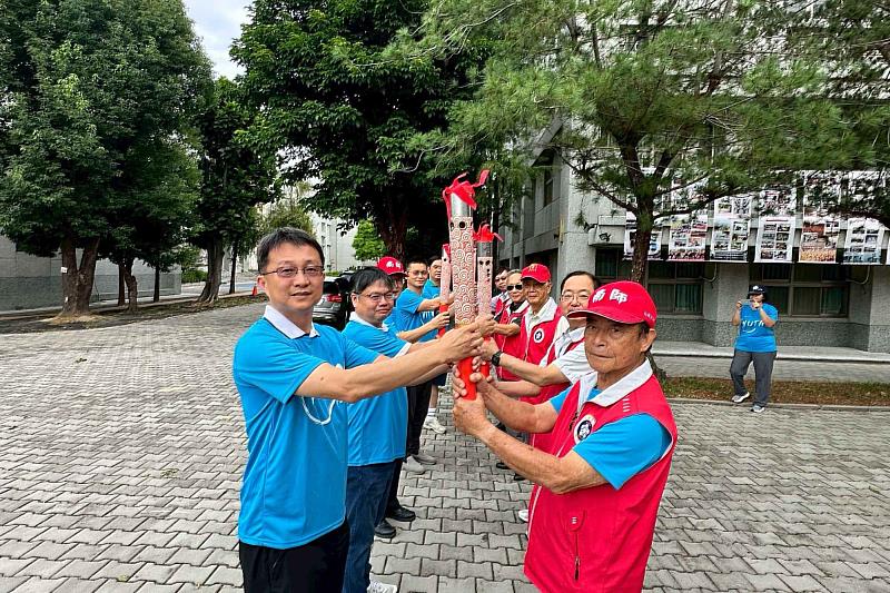 南大資深學長吳鐵雄與曾助雄親臨現場參與傳遞，傳承情誼跨越世代