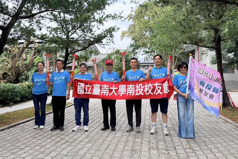 南投地區校友列隊迎接聖火進場，以熱情行動展現對母校的情感連結