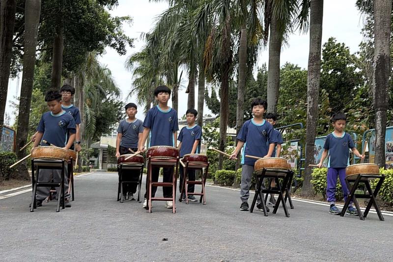 雲林光復國小學生戰鼓隊以磅礡鼓聲迎接南大聖火,氣勢震撼全場。
