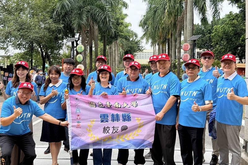 雲林縣校友會成員齊聚光復國小，共同迎接南大聖火，展現濃厚的校友情誼。