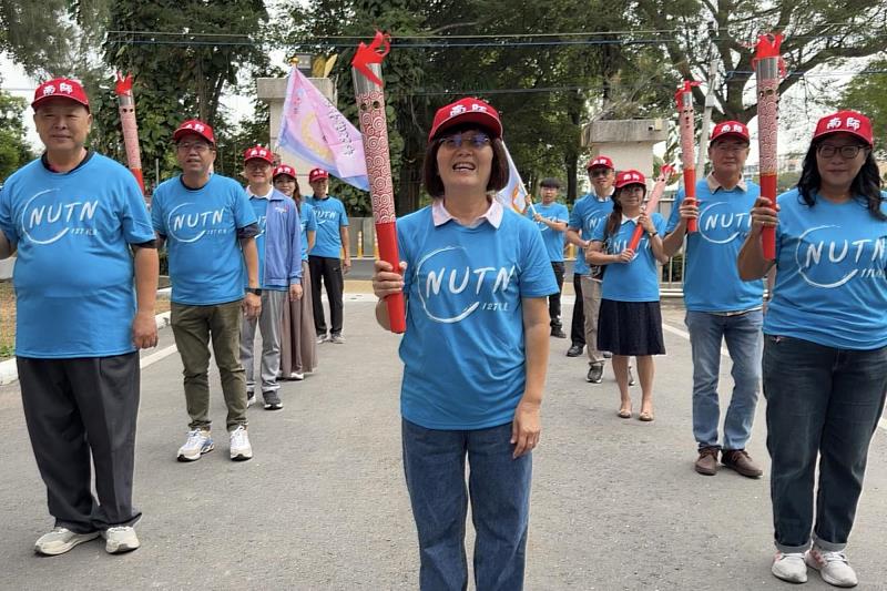 南大聖火映照雲林校友會成員笑容，凝聚母校情誼與地方教育能量。
