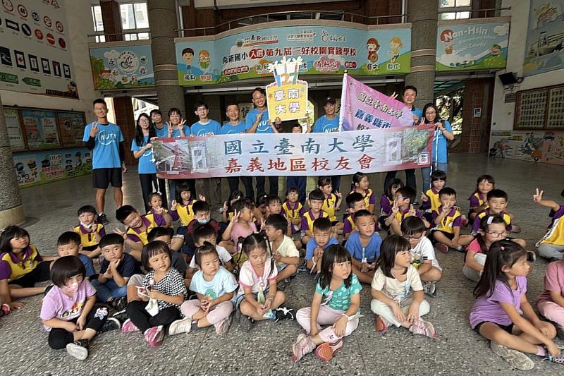 南大聖火隊伍抵達嘉義太保南新國小，全校師生以掌聲與歡呼迎接，場面熱烈。