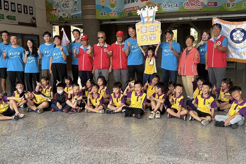 南大校友與南新國小學童互動迎賓，展現教育溫度與地方連結。