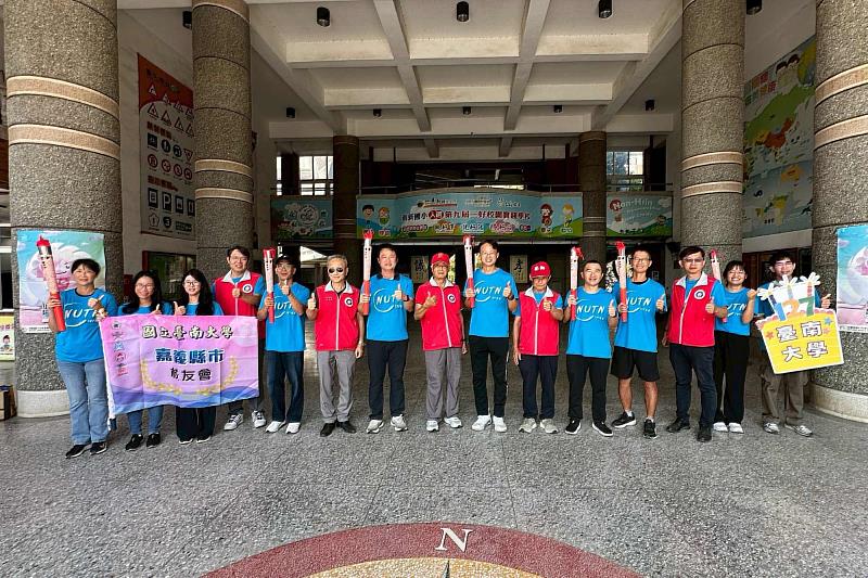 嘉義地區校友會成員齊聚南新國小，以行動展現對母校的情感與支持。