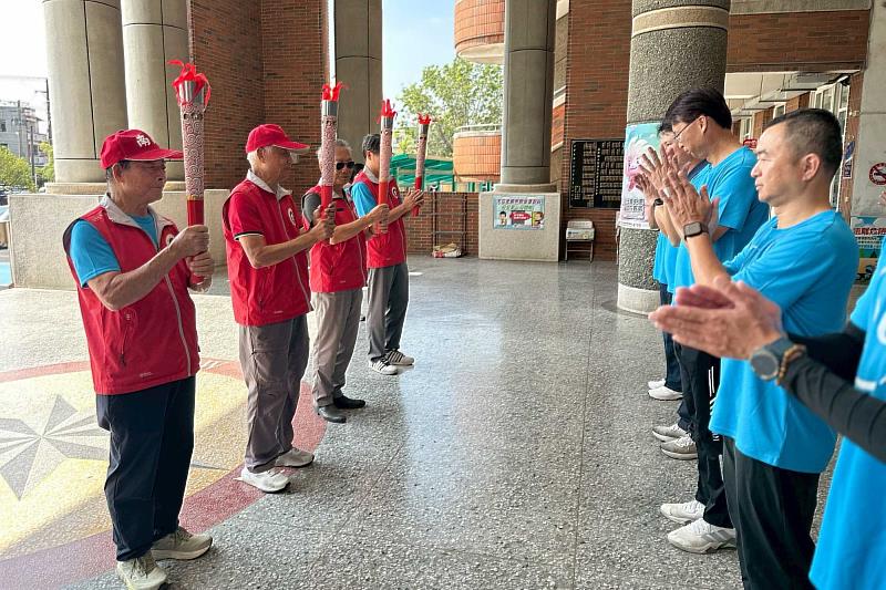 嘉義地區校友會與南大校友總會代表攜手傳遞聖火，凝聚南大人薪火不息的精神。