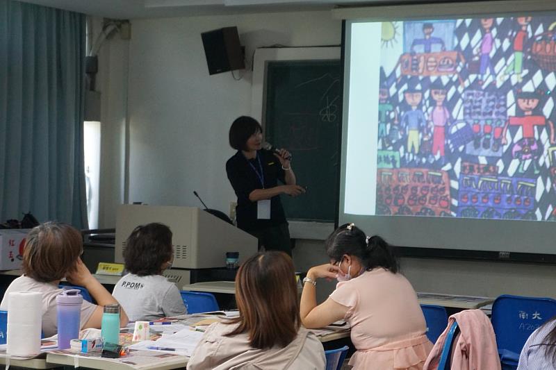 南大教師於視覺藝術課程工作坊中觀察作品創作歷程，啟發幼兒教學的創造力與美感思維。