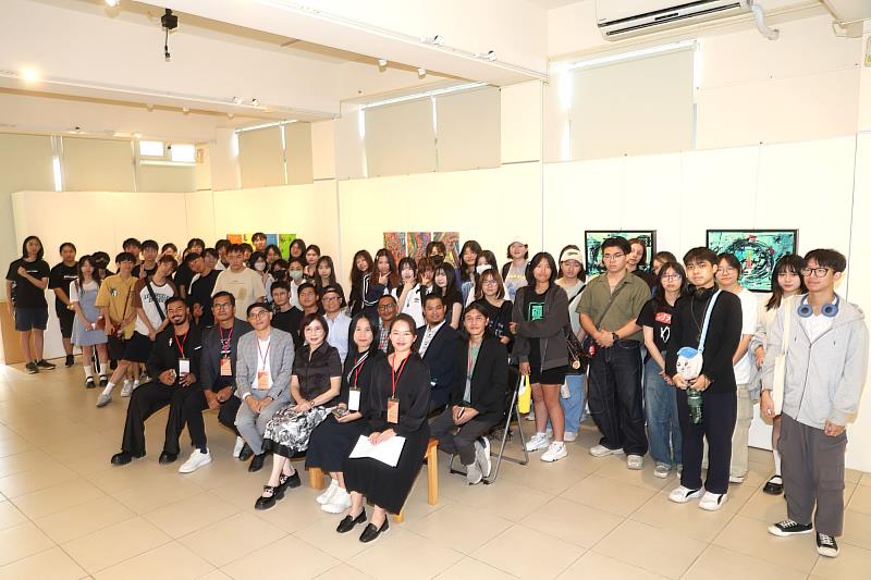 南大與泰國他信大學師長於香雨書院藝術交流現場互動，分享創作理念與展覽構想。