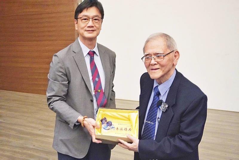 中興大學張照勤副校長（左）頒贈惠蓀講座獎牌給中研院吳成文院士（右）