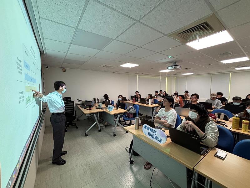 學員參與產業新尖兵計畫課程學習程式設計
