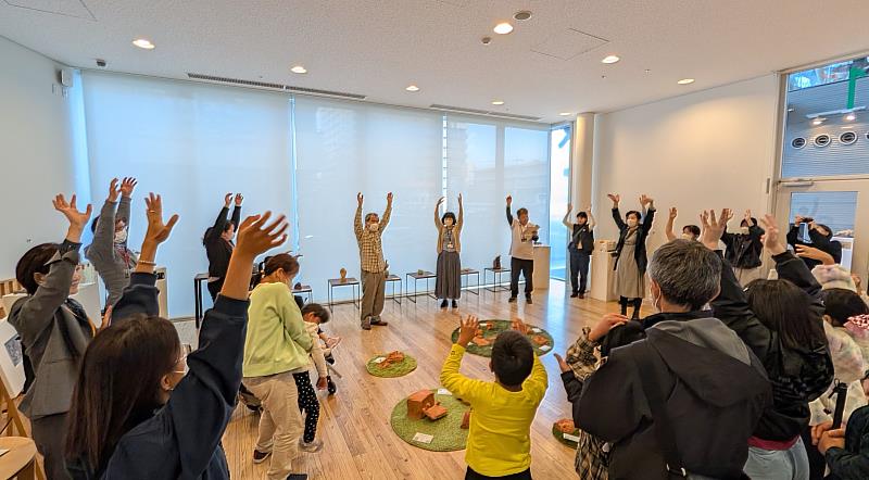 廣瀨浩二郎老師帶領大家體操