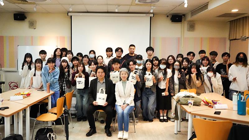 世新日文系主任王玉玲與姊妹校山口大學教授小川仁志,攜手參與互動的台日學生合影,展現兩校深厚的合作情誼與文化交流成果。(世新大學提供)